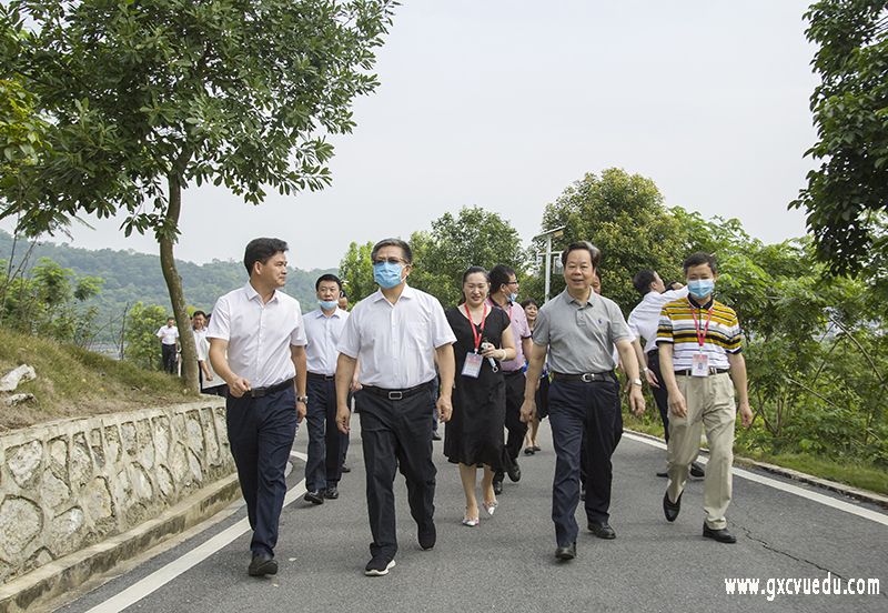 百色市考察组到我校参观考察